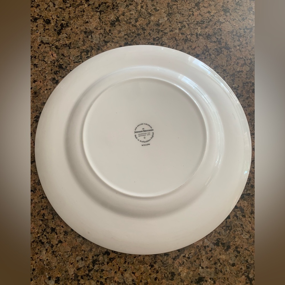 Johnson Brothers Blue Willow dinner plate. EUC, Vintage. - Picture 3 of 3